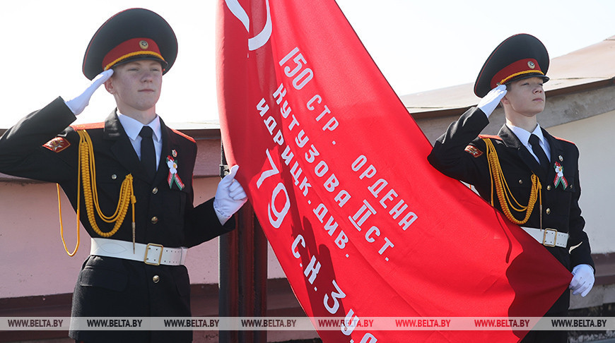 Пад мелодыю культавай песні. Сцяг Перамогі паднялі над драматычным тэатрам у Гродне