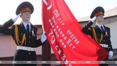 Пад мелодыю культавай песні. Сцяг Перамогі паднялі над драматычным тэатрам у Гродне