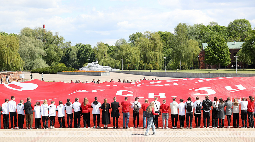 Гіганцкі сцяг Перамогі разгарнулі ў Брэсцкай крэпасці ўдзельнікі экспедыцыі "Няскораныя"