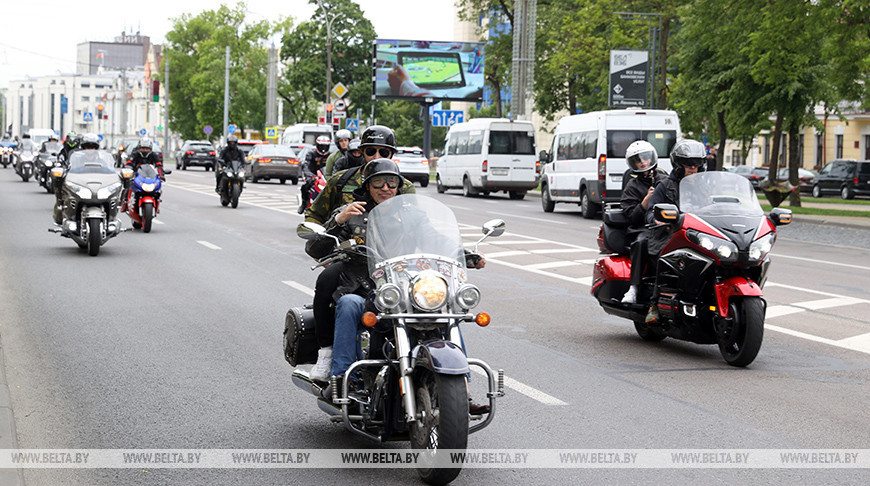 Сцягі, драйв і добры настрой. Брэсцкія пагранічнікі на матацыклах праехалі па вуліцах горада