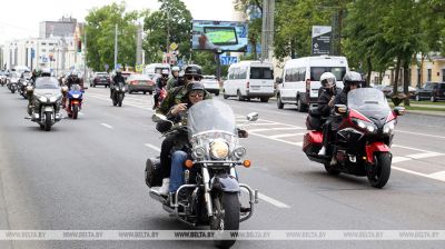 Сцягі, драйв і добры настрой. Брэсцкія пагранічнікі на матацыклах праехалі па вуліцах горада