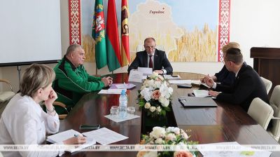 Рамонт дарог, электраацяпленне. Памочнік Прэзідэнта правёў прыём грамадзян і прамую лінію ў Гарадку