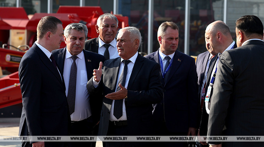 Прэм'ер-міністр Беларусі азнаёміўся з вытворчасцю АТЗТ "Агратэхсэрвіс" у Душанбэ