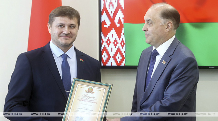 За выкананне важных задач. Вальфовіч уручыў узнагароды прадстаўнікам розных сфер Гомельскай вобласці