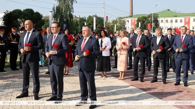 Удзельнікі медыяфоруму ў Гомелі ўсклалі кветкі да памятнага знака ахвярам генацыду