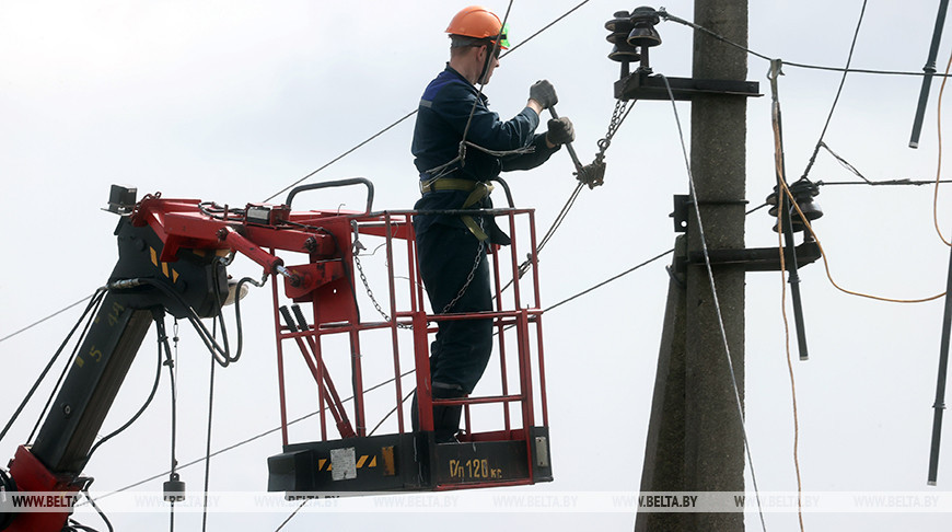 У Гомельскім раёне вядуцца работы па аднаўленні энергазабеспячэння пасля моцнага ветру