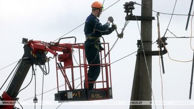 У Гомельскім раёне вядуцца работы па аднаўленні энергазабеспячэння пасля моцнага ветру