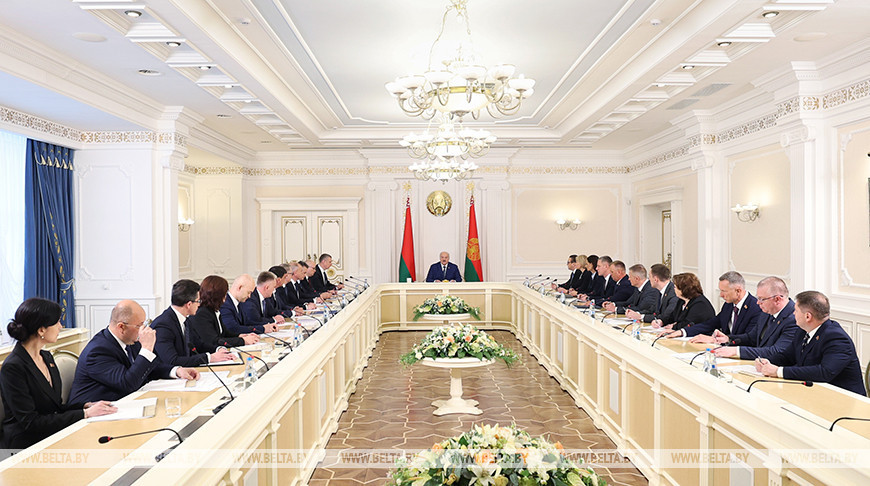 Лукашэнка правёў нараду з кіраўніцтвам Адміністрацыі Прэзідэнта