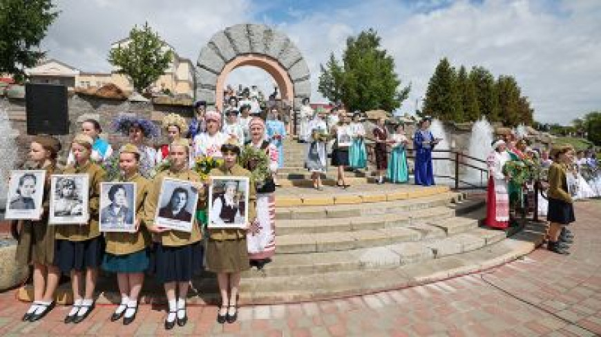 Прысвячаючы 80 мірным гадам. 80 вянкоў спусцілі ў Нёман на акцыі "Дзявочы вянок міру" ў Гродне
