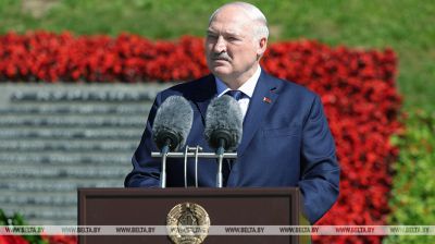 Лукашэнка ў Дзень Незалежнасці ўсклаў вянок да падножжа Кургана Славы  