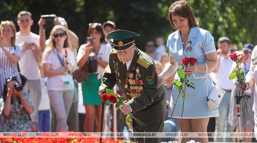 Больш за 2 тыс. чалавек прайшлі па цэнтры Гродна ў "Шэсці пакаленняў"  