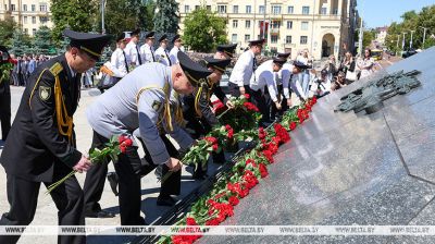Народнае ўскладанне кветак прайшло каля манумента Перамогі ў Мінску  
