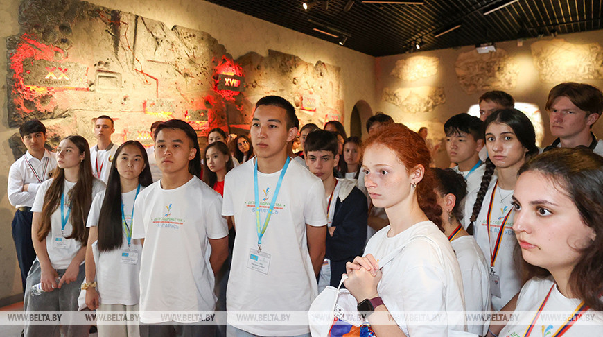 "Дзеці Садружнасці": удзельнікі міжнароднага форуму наведалі "Хатынь"