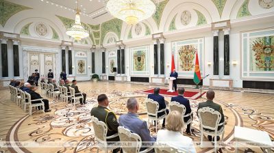 Лукашэнка напярэдадні Дня народнага адзінства ўручыў дзяржузнагароды