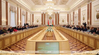 Аб сэнсах Дня народнага адзінства. Лукашэнка праводзіць вялікую сустрэчу з ідэалагічным актывам і экспертамі