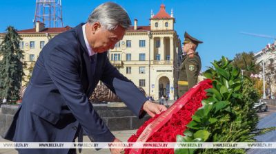 Член Пасткама Палітбюро ЦК КПК усклаў вянок да манумента Перамогі ў Мінску