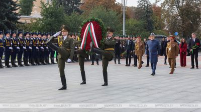 Султан Амана ўсклаў вянок да манумента Перамогі ў Мінску