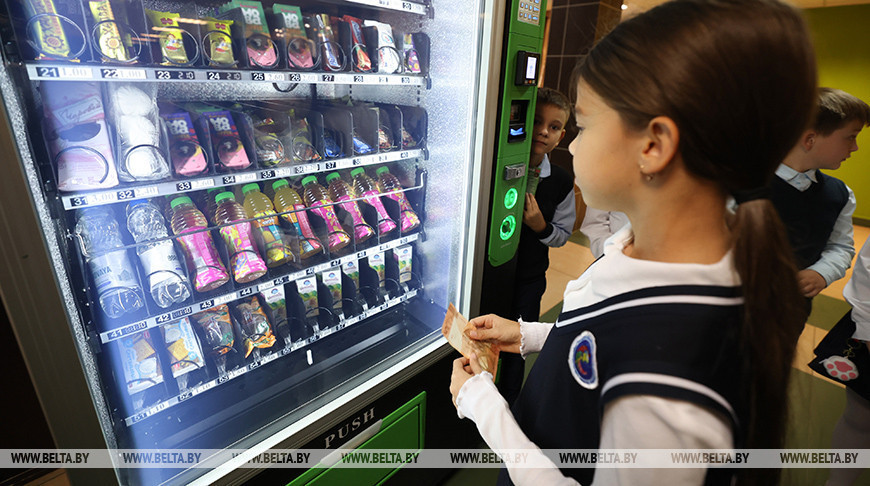 У школах могуць з'явіцца аўтаматы са снэкамі і напіткамі. Аўтамат тэсціруюць у мінскай СШ №52