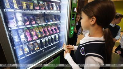 У школах могуць з'явіцца аўтаматы са снэкамі і напіткамі. Аўтамат тэсціруюць у мінскай СШ №52