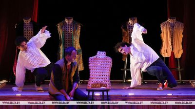 Камедыю "Каханне ў стылі барока" прадставілі ў рамках гастроляў акцёры з Бранска на сцэне Музычнага тэатра