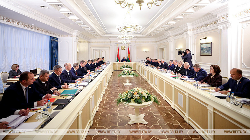 Лукашэнка правёў нараду аб праектах прагнозных дакументаў на 2026 год