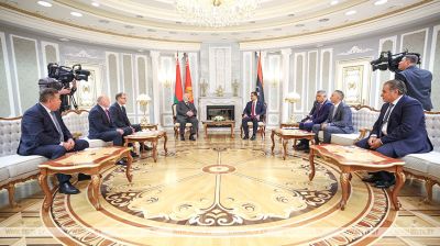 Лукашэнка сустрэўся з намеснікам галоўнакамандуючага Лівійскай нацыянальнай арміяй Садамам Хафтарам
