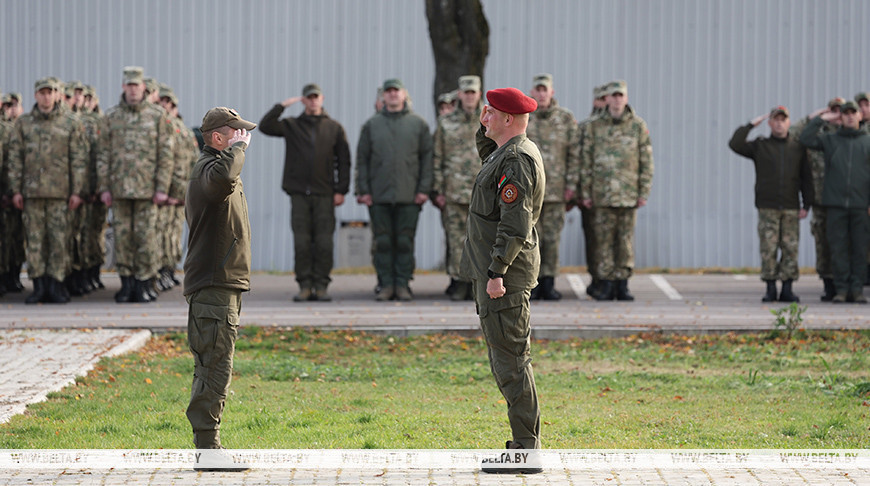 300 ваеннаслужачых унутраных войскаў развіталіся з баявым сцягам