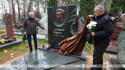 Помнік Змітраку Бядулю адкрылі на Усходніх могілках у Мінску
