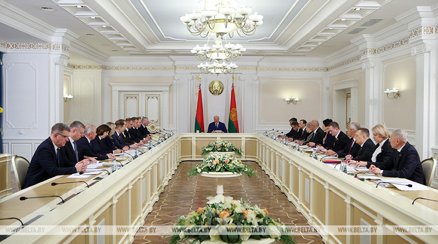Лукашэнка на пасяджэнні Прэзідыума УНС агучыў парадак дня маючага адбыцца сходу