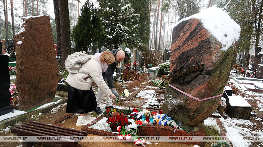 Памяць Уладзіміра Караткевіча ўшанавалі на Усходніх могілках у Мінску