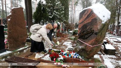 Памяць Уладзіміра Караткевіча ўшанавалі на Усходніх могілках у Мінску
