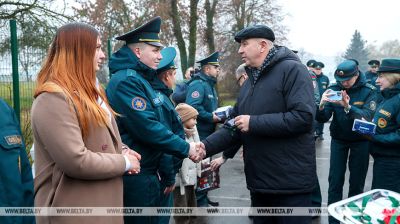 Ключы ад кватэр і службовых аўтамабіляў уручылі гродзенскім ратавальнікам