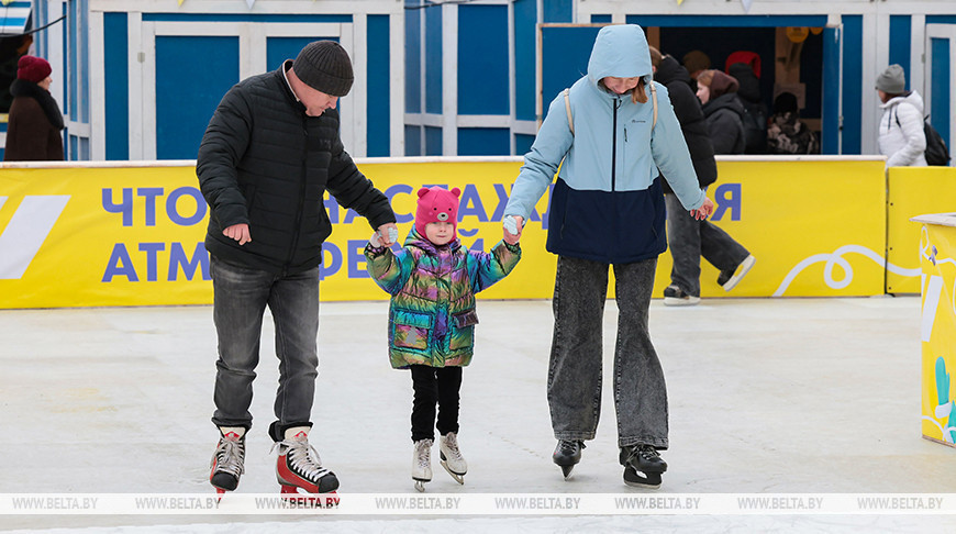 Ад лядовага катка да падарункаў ручной работы. Чым здзіўляе калядны кірмаш у Віцебску