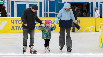 Ад лядовага катка да падарункаў ручной работы. Чым здзіўляе калядны кірмаш у Віцебску
