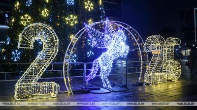 Святочная атмасфера пануе на вуліцах беларускіх гарадоў