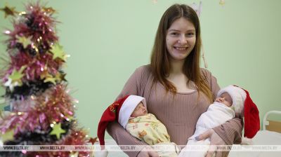 Сапраўдны навагодні цуд. У Віцебску павіншавалі мам, якія нарадзілі напярэдадні свята