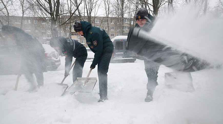 Пад'езды да медустаноў, школ, дзіцячых садоў. Ратавальнікі і курсанты МНС дапамагаюць прыбіраць снег