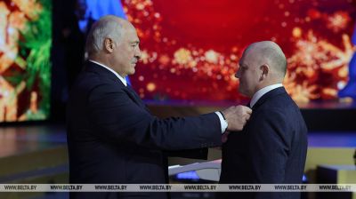 "Мы ўсе служым Айчыне". Лукашэнка адзначыў заслугі тых, хто рухае Беларусь наперад канкрэтнымі справамі