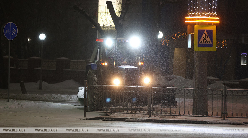 Брэст накрыў снегапад. На вуліцах горада працуе спецтэхніка