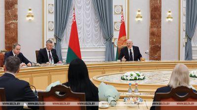 Лукашэнка ўручыў дыпломы доктара навук і атэстаты прафесара