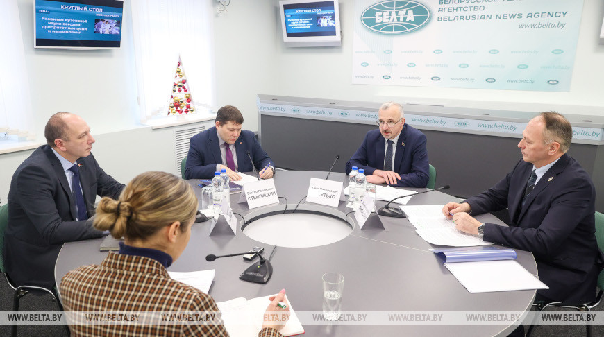 Развіццё вузаўскай навукі абмеркавалі на круглым стале ў БЕЛТА 
