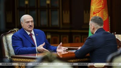 Лукашэнка даў параду па АПК: збіраць грошы не трэба, лепш укладваць у справу, у зямлю