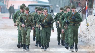 Марш-кідок і падцягванне. Дэсантнікі і гвардзейцы здаюць нарматывы па фізпадрыхтоўцы ў час праверкі УС