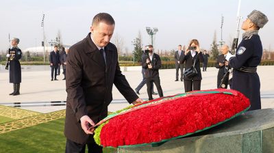 Турчын усклаў вянок да манумента Незалежнасці ў Ташкенце  