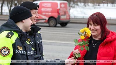 Замест праверкі дакументаў - кветкі. Супрацоўнікі ДАІ павіншавалі магілёўскіх жанчын-вадзіцеляў