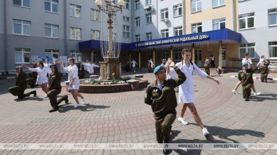 "Вальс Перамогі" станцавалі ў Віцебскім абласным клінічным раддоме