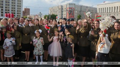 Больш за сотню Кацярын праспявалі песню "Кацюша" на плошчы Адзінства ў Магілёве