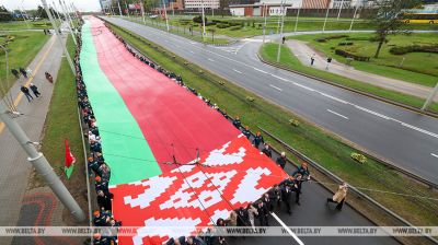 Шэсце з самым вялікім сцягам Беларусі стартавала ад стэлы "Мінск - горад-герой"
