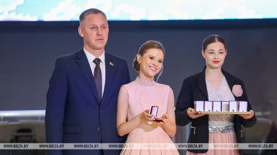 Урачыстае ўручэнне атэстатаў выпускнікам школ праходзіць у Беларусі  