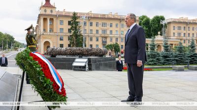 Лаўроў усклаў вянок да манумента Перамогі ў Мінску